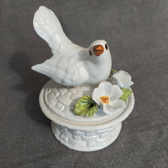 Vintage Bassano White Bird Lidded Basket Weave Container Dove Flowers Italy - Picture 2 of 11